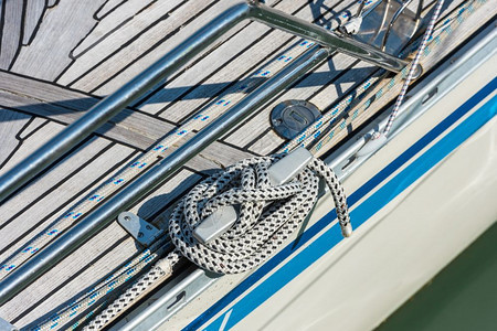 螺旋夹板在游艇一侧用绳子和缠结的尾端捆绑在领带上海洋图片