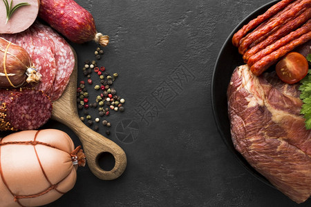 顶视图品种鲜肉香肠表一顿饭新鲜的自助餐图片