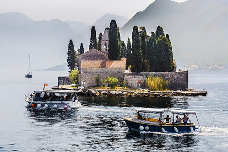 游到黑山海中一个小岛的黑山河中该船与无法识别的人游往黑山中部的一个小岛胰塔海岸图片
