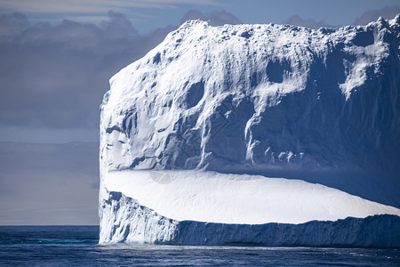 高的无限巨大冰雪如高塔般的山丘在海中飘浮图片