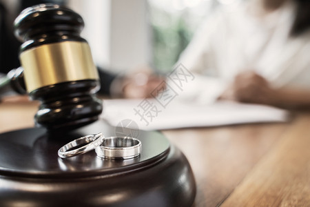 分离律师法官用结婚戒指离概念和一对戒珠宝图片