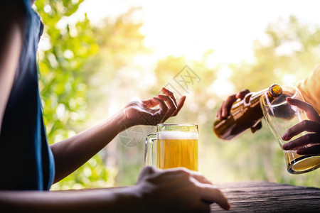 友谊概念两个朋喝啤酒和谈一些主题在夏季的BalconyBalcony乐趣话题合伙图片
