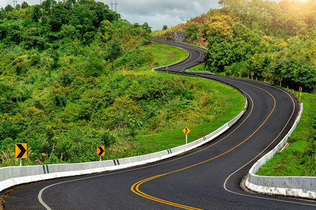 缠绕爬坡道弯曲的泰国南省山顶有绿林的3号公路或天空泰国南省图片