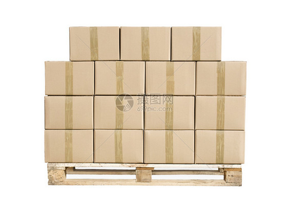 在白色剪切路径上被孤立的木质调色板上纸箱棕盒货物图片
