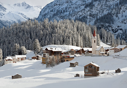美丽的冬天寒冷奥地利Warth闪光村落图片