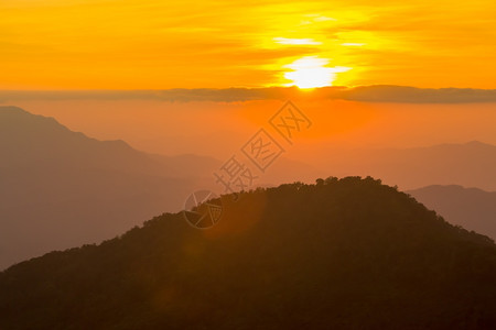 山顶日落风景图片