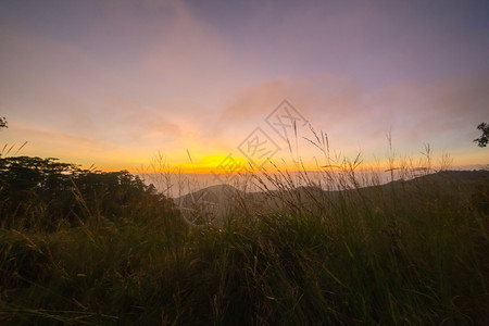 山顶日落风景图片