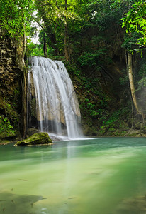 泰国Kanchaburi热带雨林瀑布户外运动丛林图片