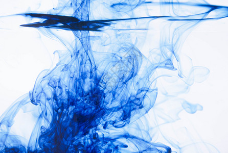 科学创造水中的蓝墨滴产生抽象背景漩涡背景图片