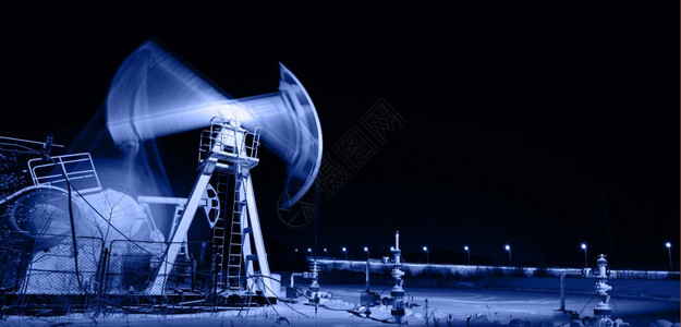 石油抽机杰克气和工业全景超视深夜泵式喷头和井型Toned蓝色图片
