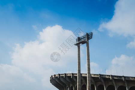 背着体育场的运动灯光蓝色天空背景游戏两极电图片