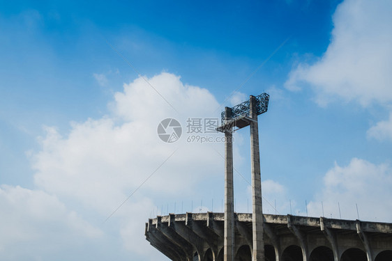 背着体育场的运动灯光蓝色天空背景游戏两极电图片