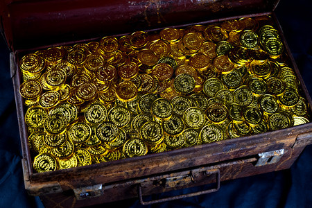 比特币黑背景的古老宝箱里藏着金币股票的图片
