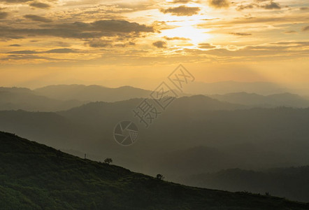 清晨的山丘日出图片