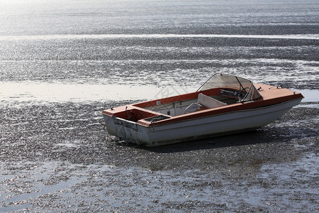 湿的干燥谎言弃置在没有水的干湖中船图片