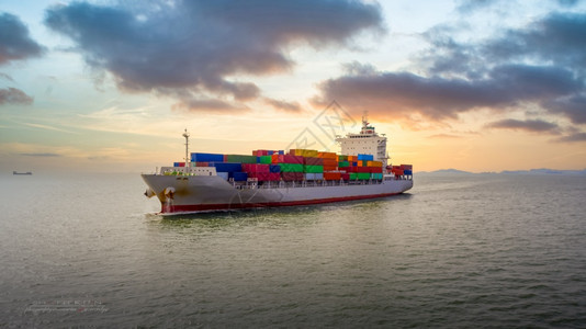 高的天线太平洋集装箱船航行海洋商务货物流服和国际集装箱船在海运中的输鸟瞰集装箱载货物运图片