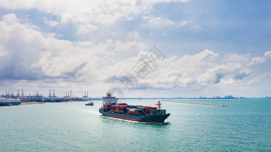 集装箱船航行海洋商务货物流服和国际集装箱船在海运中的输鸟瞰集装箱载货物运航出口图片