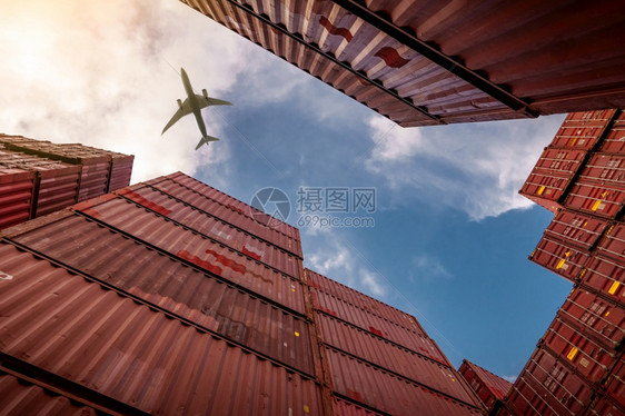 为了飞机在集装箱物流上空飞行货运和航业务用于进出口物流的集装箱船从港口到的物流业用于卡车运输的港口集装箱链建造图片
