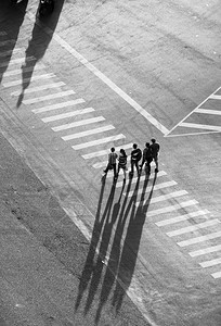交通亚洲步行者在越南胡志明市的白线横穿交叉路口的五个人白天在越南胡志明市路面长的阴影从高处给人留下印象一群人如此之小图片