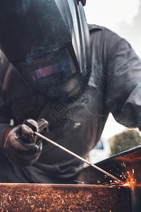 焊接工作车间金属制品中的人焊和火花建筑工业概念焊接作车间金属制品中的人焊和火花建筑工业概念手套保护的行业图片
