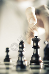 智力思维以Q为焦点的象棋游戏垂直图像和背景上的模糊手复制左侧的空间战略商业或风险管理概念象棋游戏背景观KWName剩下图片