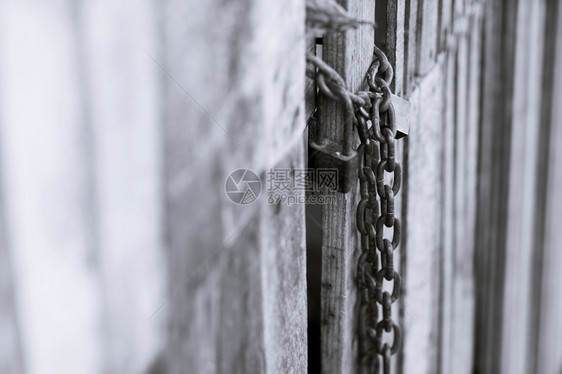 工业的铁摄影黑色和白的旧生锈链特写旧木门上的锁图片