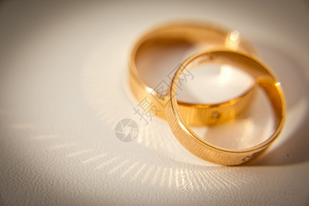 幸福白色背景上的两个金色结婚戒指礼白色背景上的两个金色结婚戒指礼庆典奢华图片