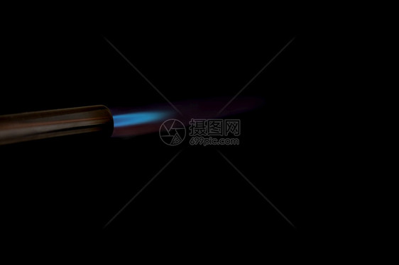 黑暗的银色背景蓝火焰点炉燃烧器煤气喷火炬钎焊图片