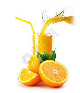 满的茶点橘子橙汁倒入玻璃杯和橙子在白色背景中分离橙汁倒入玻璃杯和橙子图片