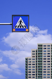 象征泰国老的高空电动行人过桥标志白色云层上住宅建筑模糊垂直框架蓝天背景垂直框中蓝色天空背景图片