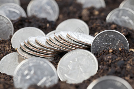美国硬币堆积中农用田地的土壤背景上有25美分之二十五在一块美国硬币里封起来银生活长图片