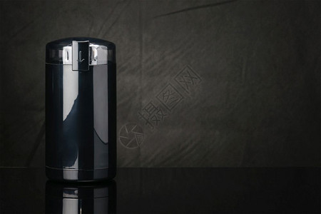 机器家庭制作者黑色咖啡机镜面上透明的塑料盖在黑色镜面背景上黑镜面隔着色盖子的咖啡壶复制空间图片
