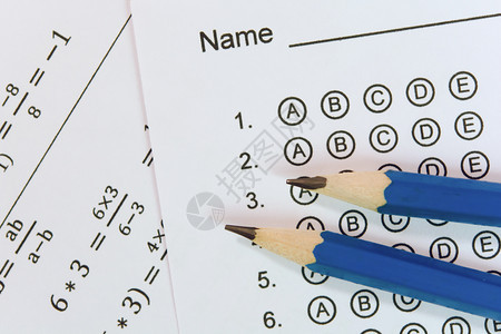 大学问卷术的答案表或标准测试格上的钢笔有回答泡沫化的多重选择答单图片