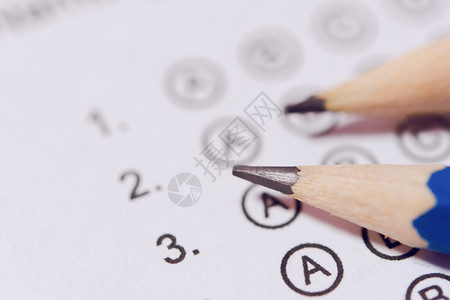 答案表或标准测试格上的钢笔有回答泡沫化的多重选择答单橡皮班级圆圈图片