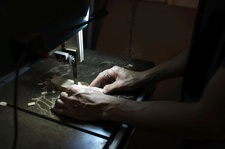 木匠建筑工与电动拼锯和木工人一起作切割块木头男人芯片在室内图片