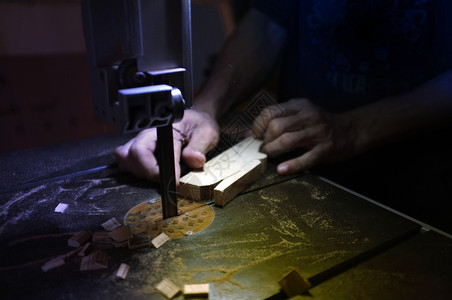 木匠建筑工与电动拼锯和木工人一起作切割块木头修理工业的力量图片