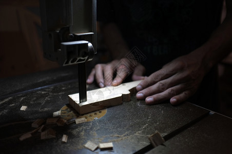 木制品机器匠建筑工与电动拼锯和木工人一起作切割块木头建造图片