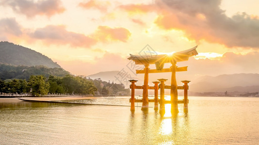 宗教的游客日本广岛宫落时水神社浮门的全景观日本广岛宫间橙图片