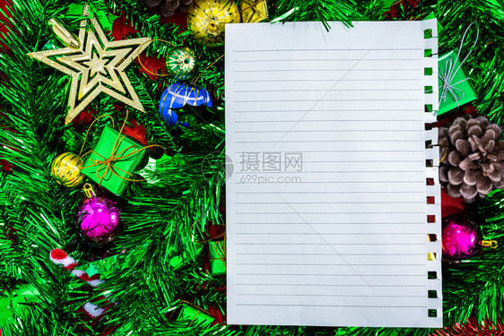 分支新的糖果在绿色圣诞树背景新年概念上空笔记本的圣诞节庆装饰品最佳视图像新年概念图片
