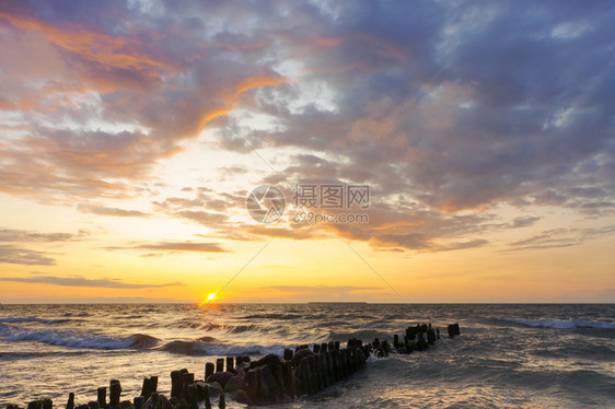 假期金子海上日落阳光下的海浪红色海浪上的日落天气图片