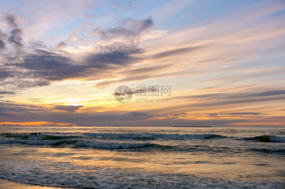 天空抽象的海上日落阳光下的海浪红色海浪上的日落出图片