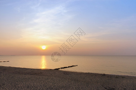 抽象的日出海滩上落阳光下的海浪红色海浪上的日落图片