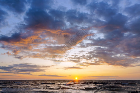 黄色的海上日落阳光下的海浪红色海浪上的日落岸线蓝色的图片