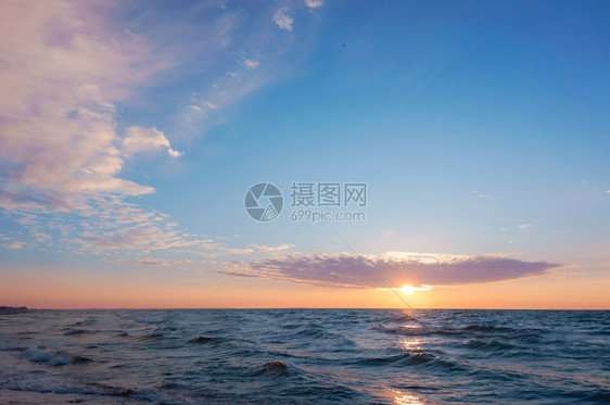 景观海上日落阳光下的海浪红色海浪上的日落洋抽象图片