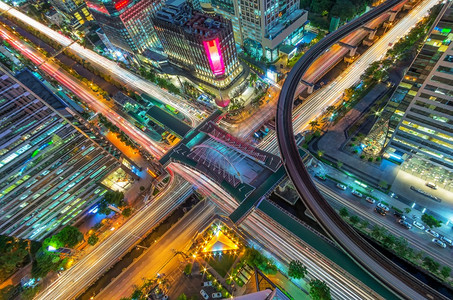 建筑学商业区交叉通和深夜ChongNonsi曼谷交通地铁的鸟眼观视风景办公室暮图片