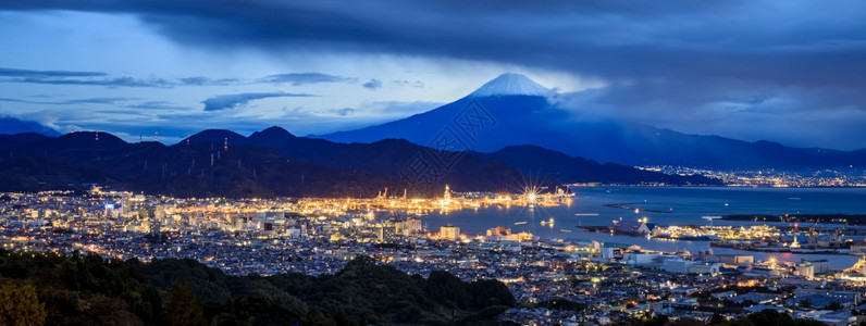 亚洲人在日本的静冈Shizuoka市风景和fuji山地背景建筑学海洋图片