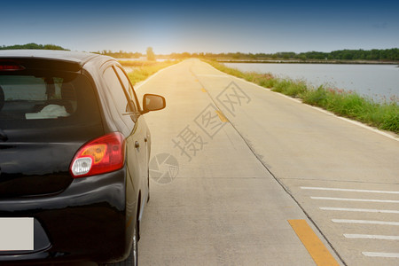 用于日常旅行的道路上小客车座停在公路岩石山地背景周围的汽车自然日光白色的奢华模型图片