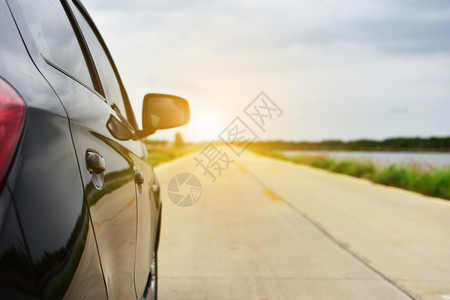 天空蓝色的曲线用于日常旅行的道路上小客车座停在公路岩石山地背景周围的汽车自然日光图片