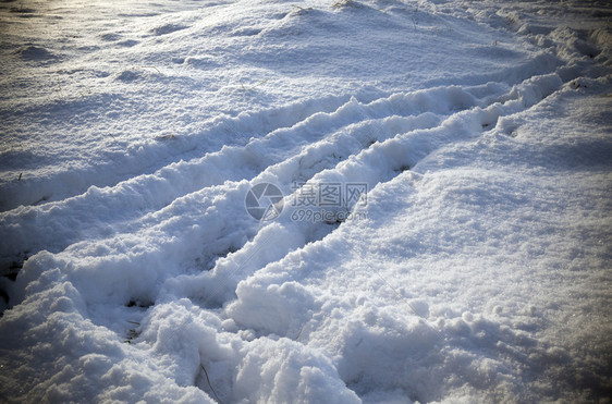 阳光新的冬季雪在下后出现冬季的雪流在天飘动季场景图片