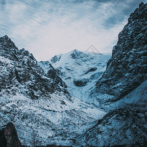 岩石风雪下严重山峰大自然的黑暗气层高的图片